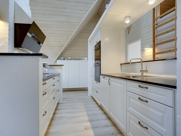 Kylskåp, mikrovågsugn, diskmaskin och grytor/köksredskap