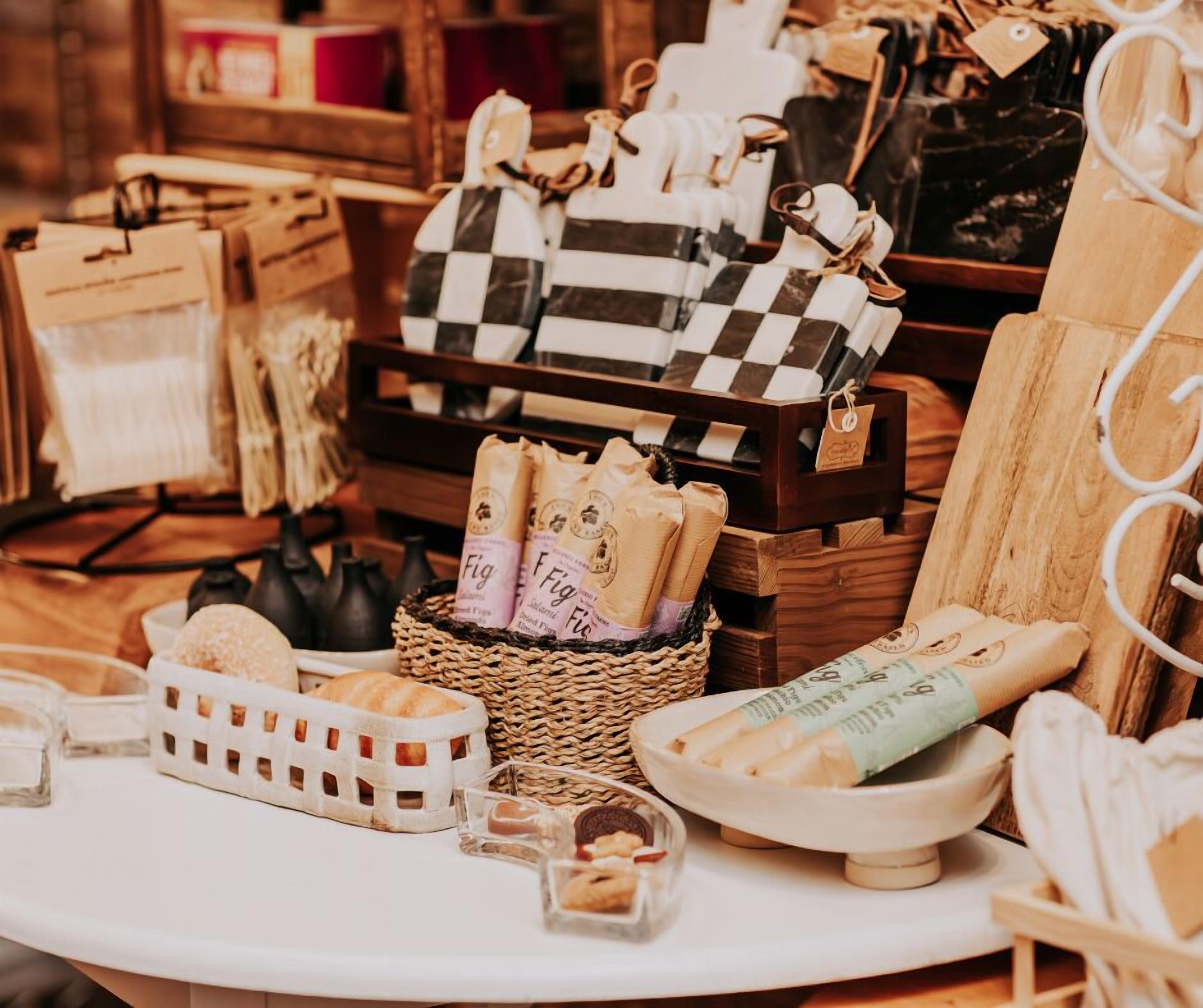 Una exhibición de diversos productos envasados, como galletas y pasteles, dispuestos sobre una mesa de madera.