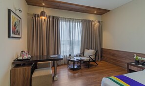 Standard Room | Desk, soundproofing, iron/ironing board