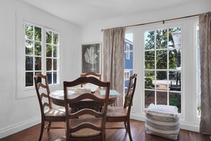 Dining - Charming Cottage in Downtown St Augustine (St. Augustine)