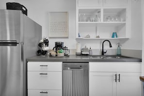 Fridge, microwave, oven, stovetop - Charming Cottage in Downtown St Augustine (St. Augustine)