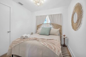 2 bedrooms, iron/ironing board, WiFi, bed sheets - Charming Cottage in Downtown St Augustine (St. Augustine)