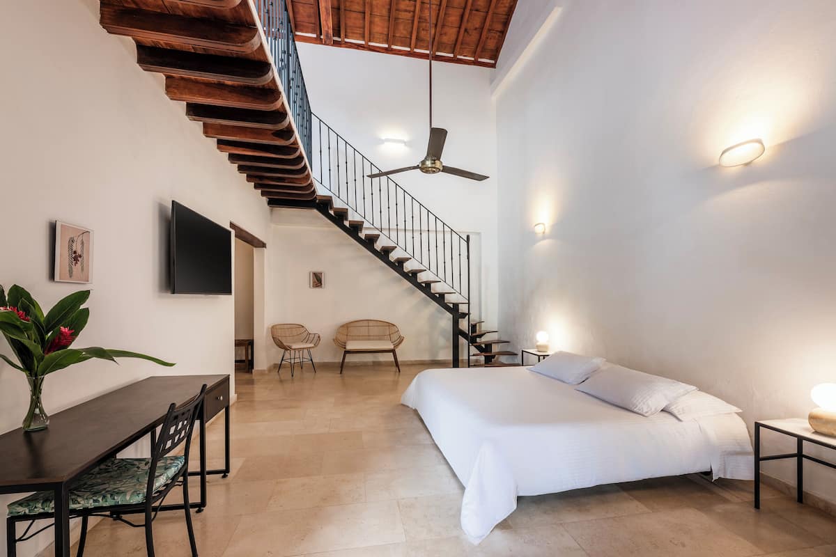 Suite (Karakalí) | Premium bedding, desk, laptop workspace, WiFi (free)