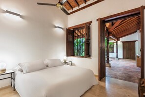 Camera Standard | Biancheria da letto di alta qualità, una scrivania, postazione laptop