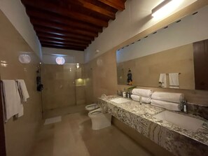 Suite (Karakalí) | Bathroom | Shower, towels, soap, shampoo