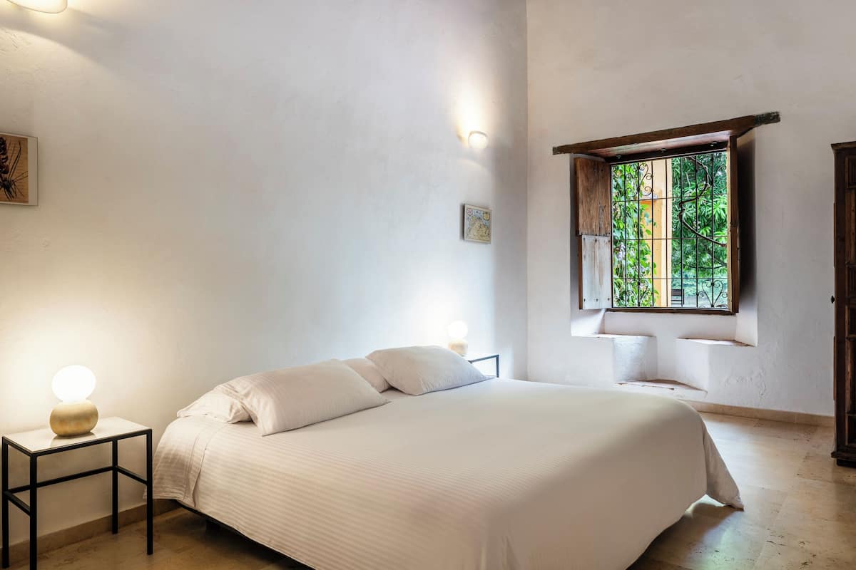 Suite (Del Rio) | Premium bedding, desk, laptop workspace, WiFi (free)