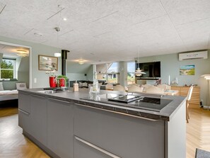 Refrigerador, microondas, lavavajillas y utensilios de cocina 