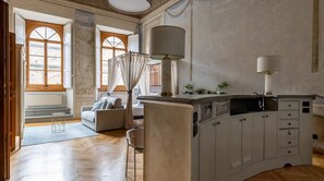 Interior - 15th Cent. Abode with Fresco Ceilings Neighboring Basillica & Medici Palace (Firenze)