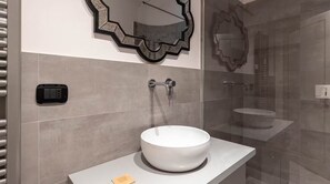 Bruser, hårtørrer, bidet, håndklæder