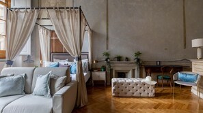 3 bedrooms, desk, iron/ironing board, travel cot - 15th Cent. Abode with Fresco Ceilings Neighboring Basillica & Medici Palace (Firenze)