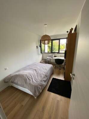 3 habitaciones, tabla de planchar con plancha, wifi y ropa de cama 