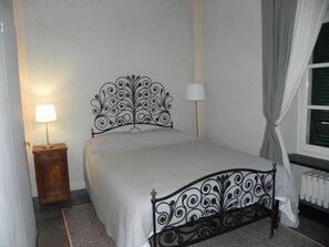 5 bedrooms, iron/ironing board, WiFi, bed sheets