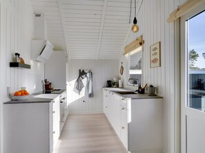 Kühlschrank, Mikrowelle, Geschirrspüler, Kochgeschirr/Geschirr/Besteck