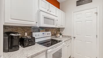 ثلاجة، ميكروويف، فرن، موقد طهي مسطح