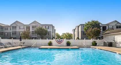 Villas at Bay Crossing - perfectly appointed with pool & patio - beaches nearby