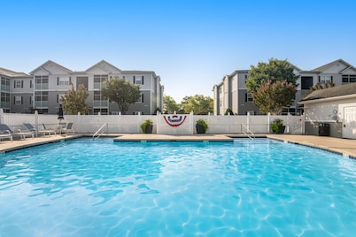 Villas at Bay Crossing - perfectly appointed with pool & patio - beaches nearby
