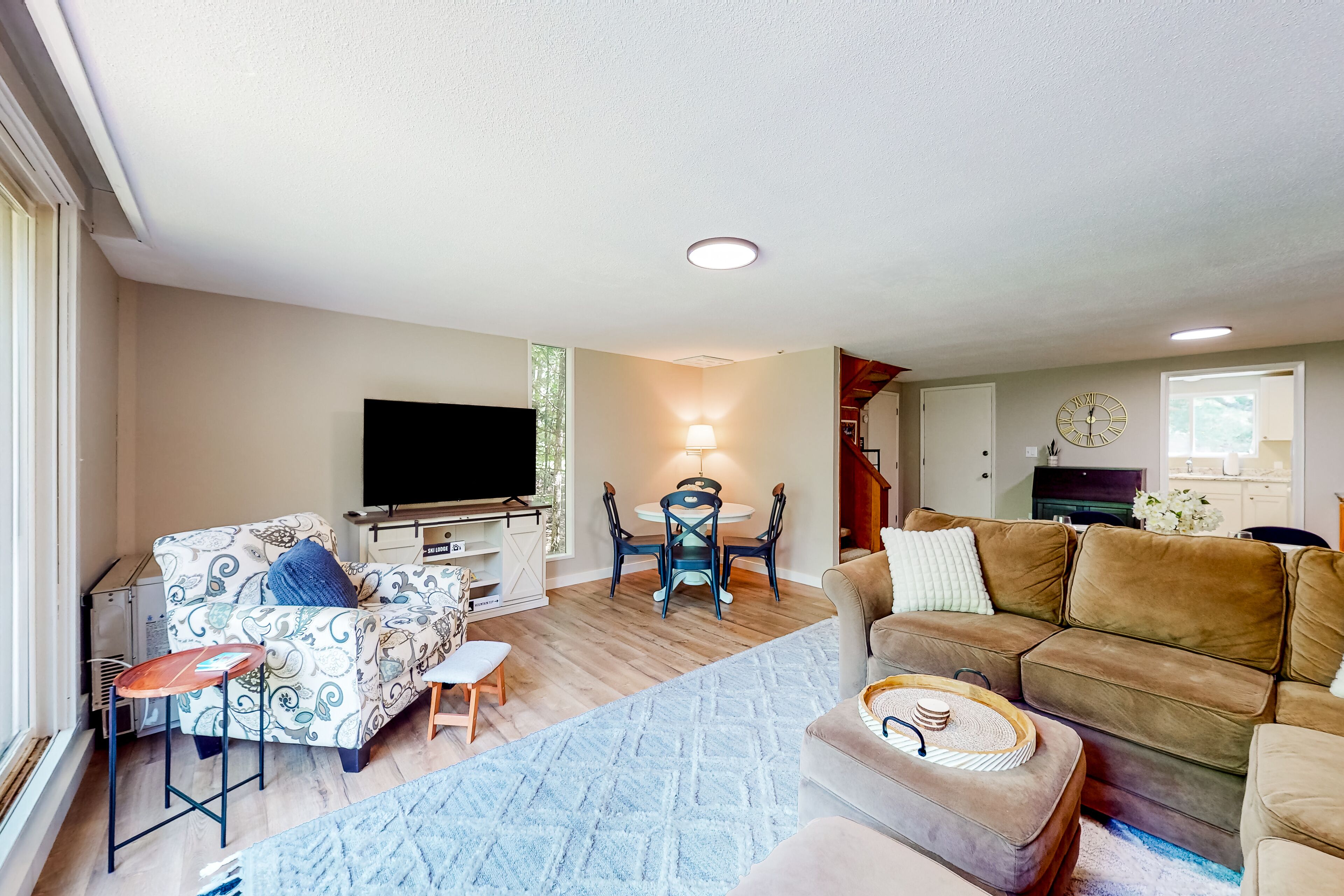 Mad River Mountain Getaway | Two-story condo in Thornton with pool & deck