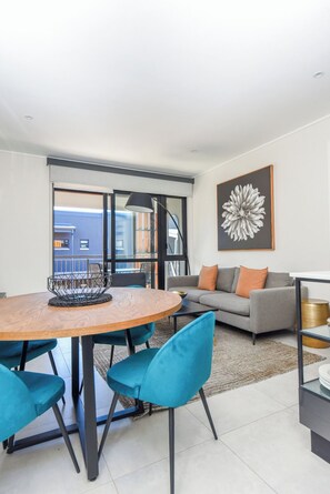Classic-Apartment | Essbereich im Zimmer