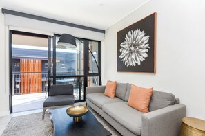 Classic-Apartment | Wohnbereich | 50-Zoll-Flachbildfernseher mit Kabelempfang, Netflix, Streaming-Dienste