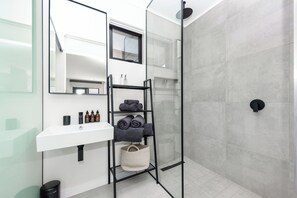 Classic-Apartment | Badezimmer | Badewanne und Dusche (separat), Haartrockner, Handtücher