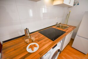 KylskÄp, mikrovÄgsugn, spishÀll och kaffe- och tebryggare
