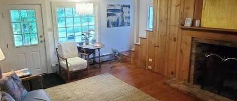 Smart-TV, Kamin, Bücher, Stereoanlage