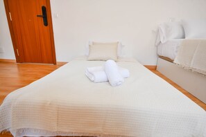 Iron/ironing board, free WiFi - ESTUDIO TETUAN "LA LATINA" (Madrid)