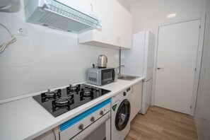Frigorífico, microondas, horno y cafetera o tetera