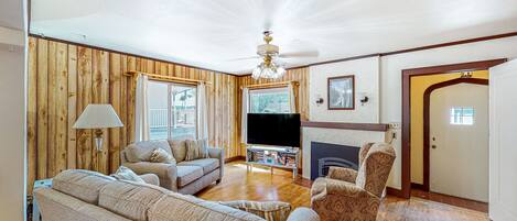 TV, fireplace