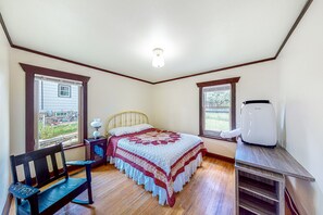 2 bedrooms, iron/ironing board, internet, bed sheets