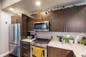 Refrigerador, microondas, horno y parrilla de estufa 