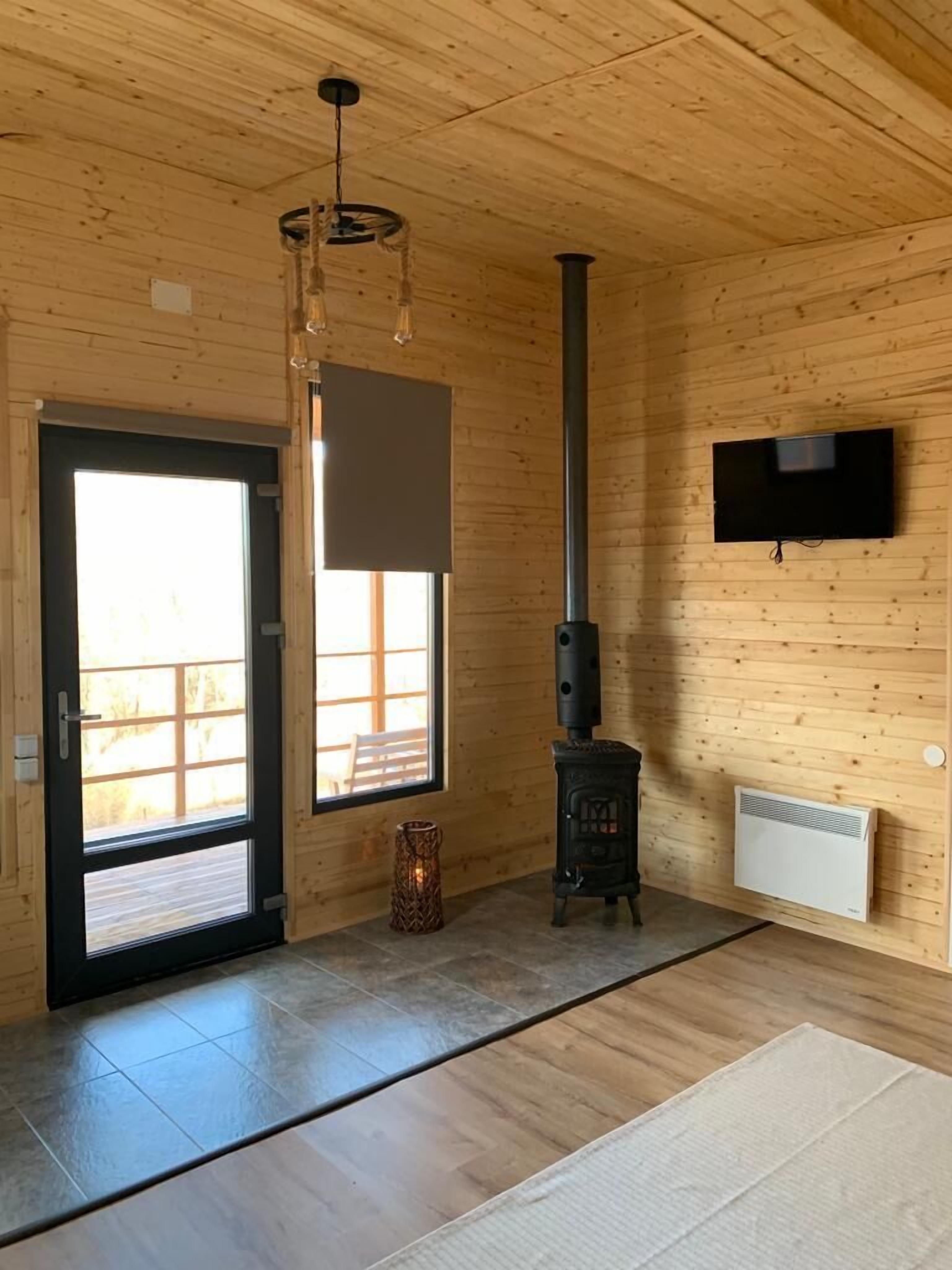 Habitación Confort | Área de sala de estar | Televisión de pantalla plana 