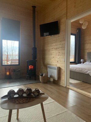 Habitación Confort | Área de sala de estar | Televisión de pantalla plana