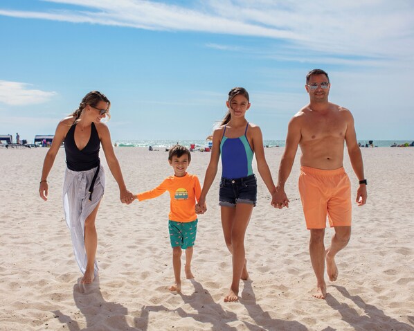 Aurinkotuoleja, rantapyyhkeitä