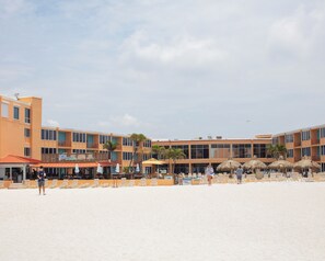 Liegestühle, Strandtücher