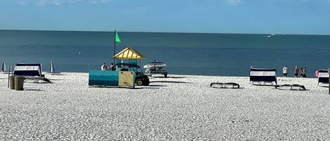Espreguiçadeiras, toalhas de praia