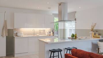 都會公寓 | 私人廚房 | 大型雪櫃/冰箱、微波爐、焗爐、爐具