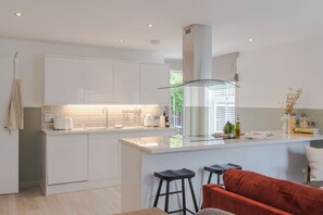 City Apartment | Private kitchen | Full-sized fridge, microwave, oven, stovetop - Old Kent Road YourApartment (London)