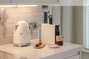 Apartamento City | Cocina privada | Frigorífico grande, microondas, horno y placa de cocina