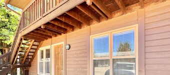 Riverfront retreat with a kitchenette, washer/dryer, & shared patio