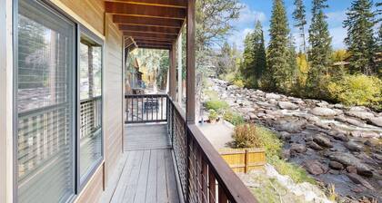 Riverfront retreat with a kitchenette, washer/dryer, & shared patio