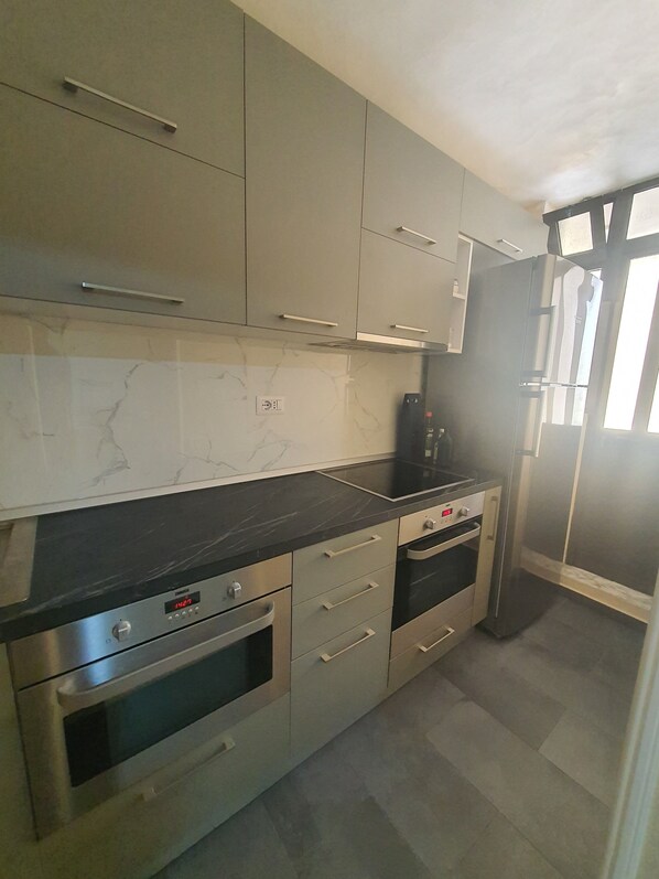 Micro-ondes, four, plaque de cuisson, lave-vaisselle