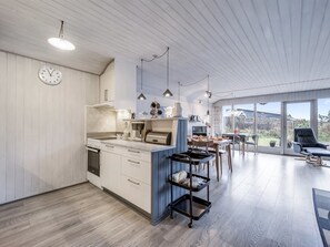 Køleskab, mikrobølgeovn, opvaskemaskine, køkkentøj/tallerkener/redskaber
