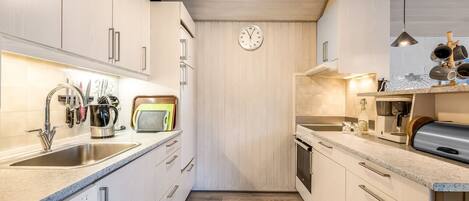 Fridge, microwave, dishwasher, cookware/dishes/utensils