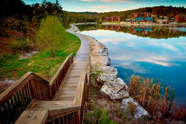 Property grounds - Cabin in Branson West with fireplace, outdoor pool, tennis, golf (Branson West)