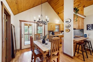 Dining - Cabin in Branson West with fireplace, outdoor pool, tennis, golf (Branson West)