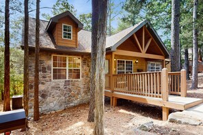 Terrace/patio - Cabin in Branson West with fireplace, outdoor pool, tennis, golf (Branson West)