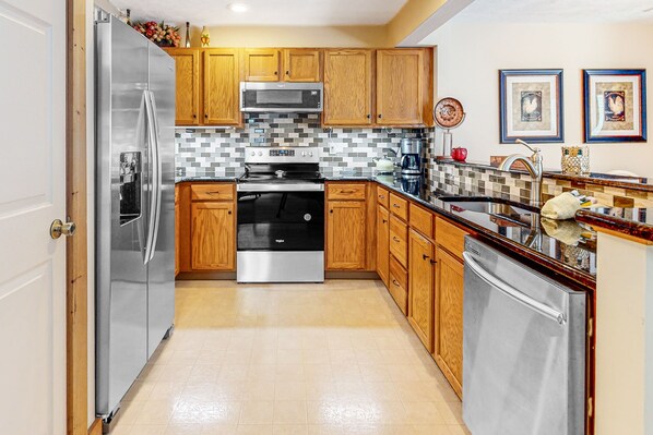 Kühlschrank, Mikrowelle, Ofen, Herdplatte