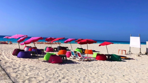 Plage privée, parasols