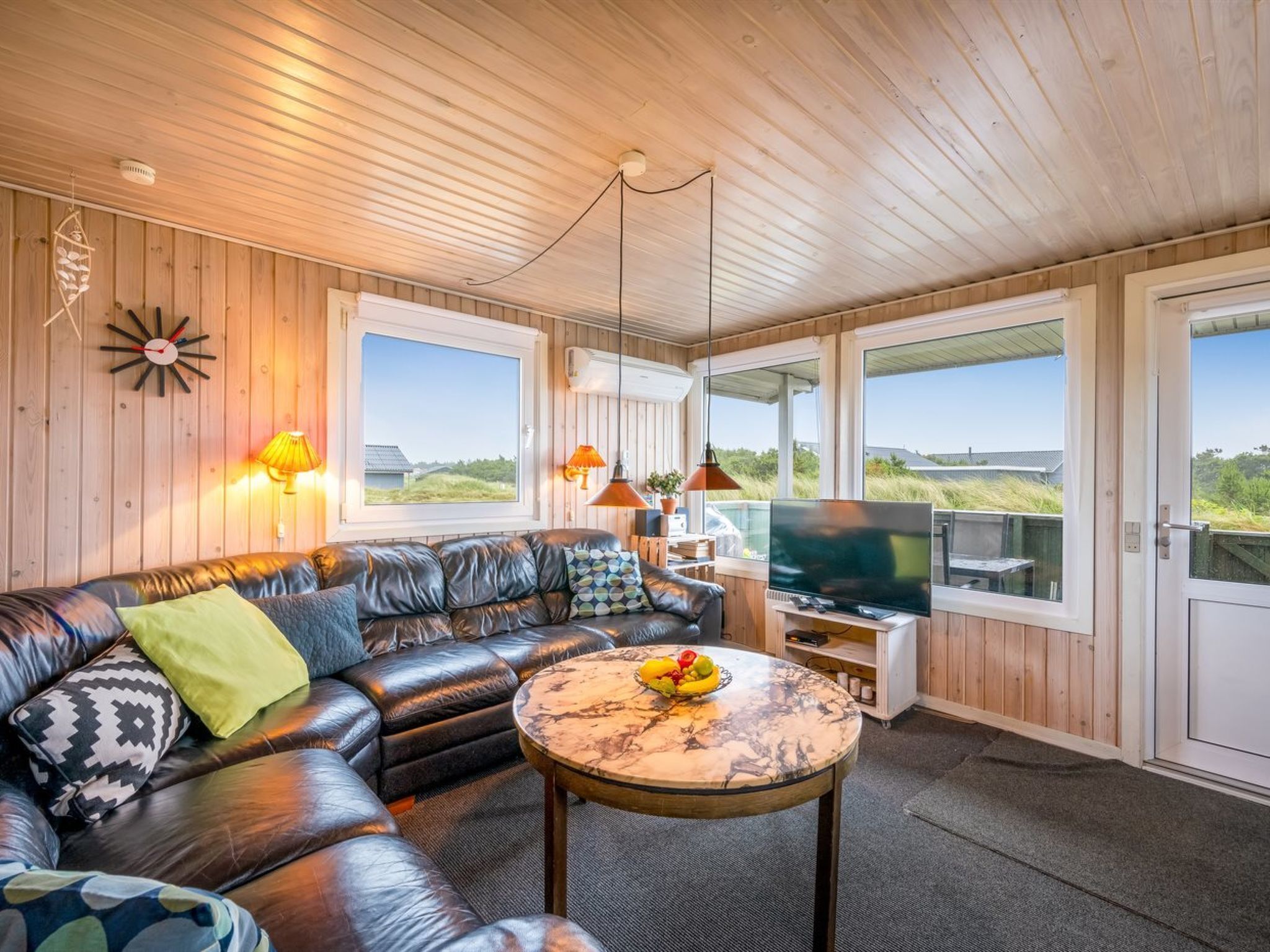 Televisión y chimenea 